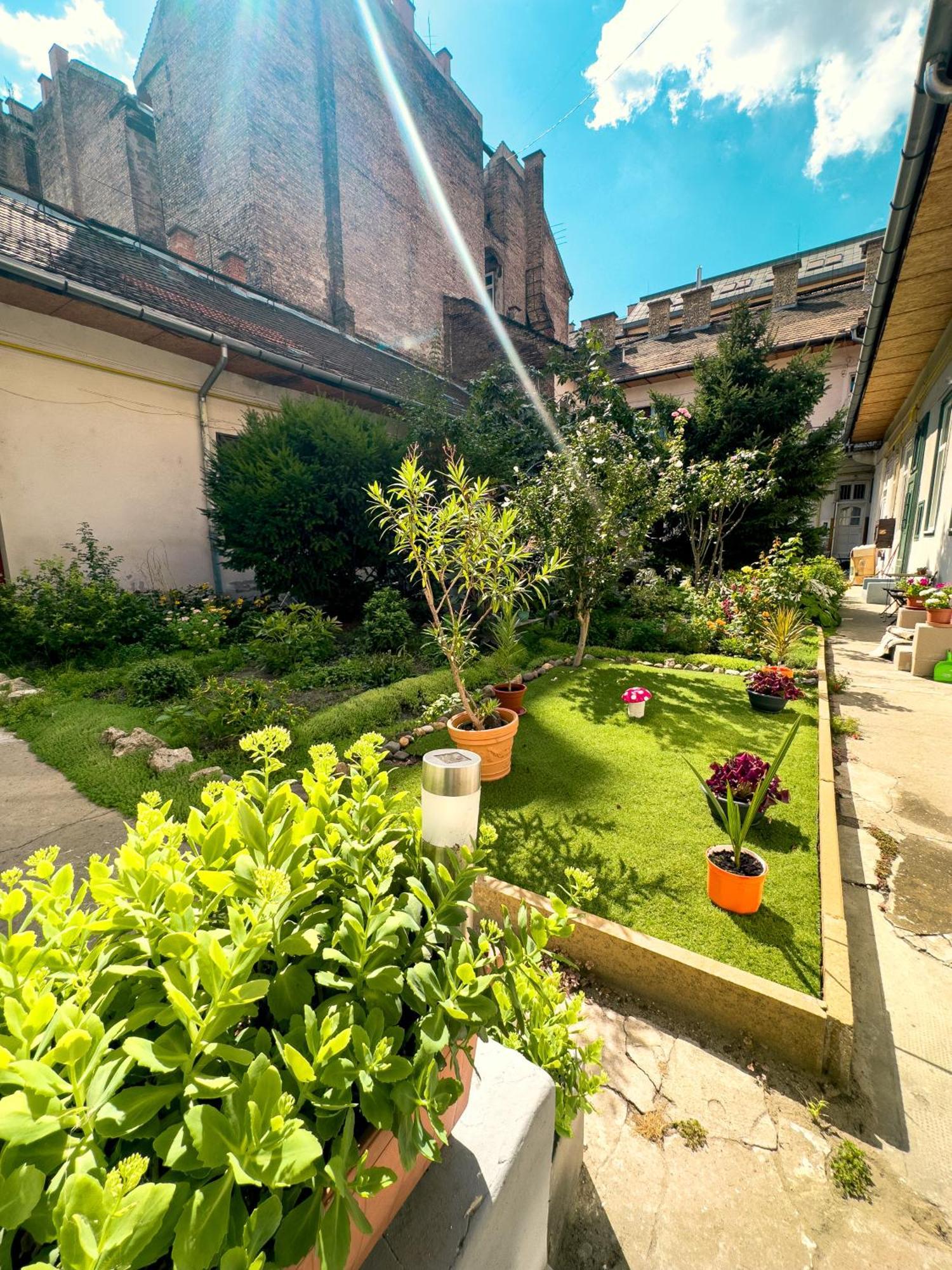 Urban Studio With Private Garden Near Andrassy Budapest Eksteriør billede
